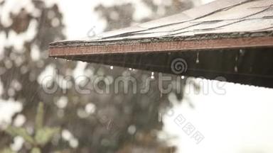 雨滴落在<strong>公园亭子</strong>的屋顶上，雨滴流下来，特写。